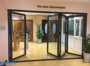 cửa đi xếp trượt nhôm Eurowindow